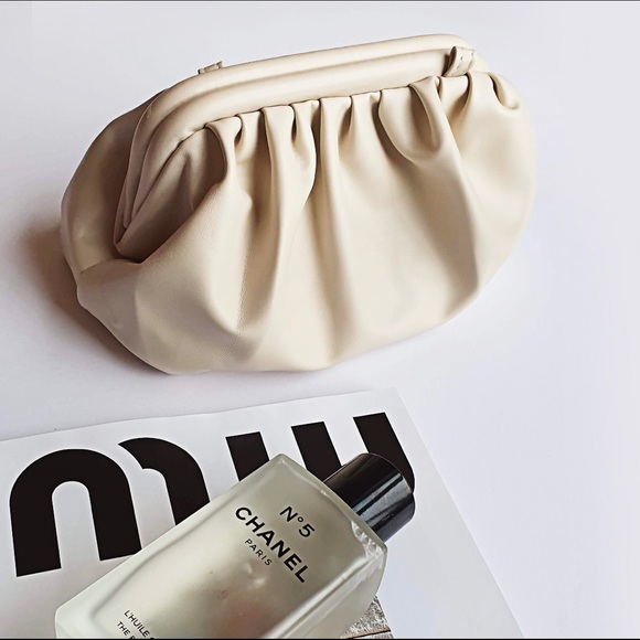 BRAND NEW, never used cream pouch with strap - Picture 3 of 3